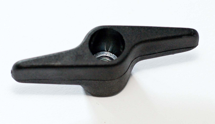 křídlová matka M8 plast. černá